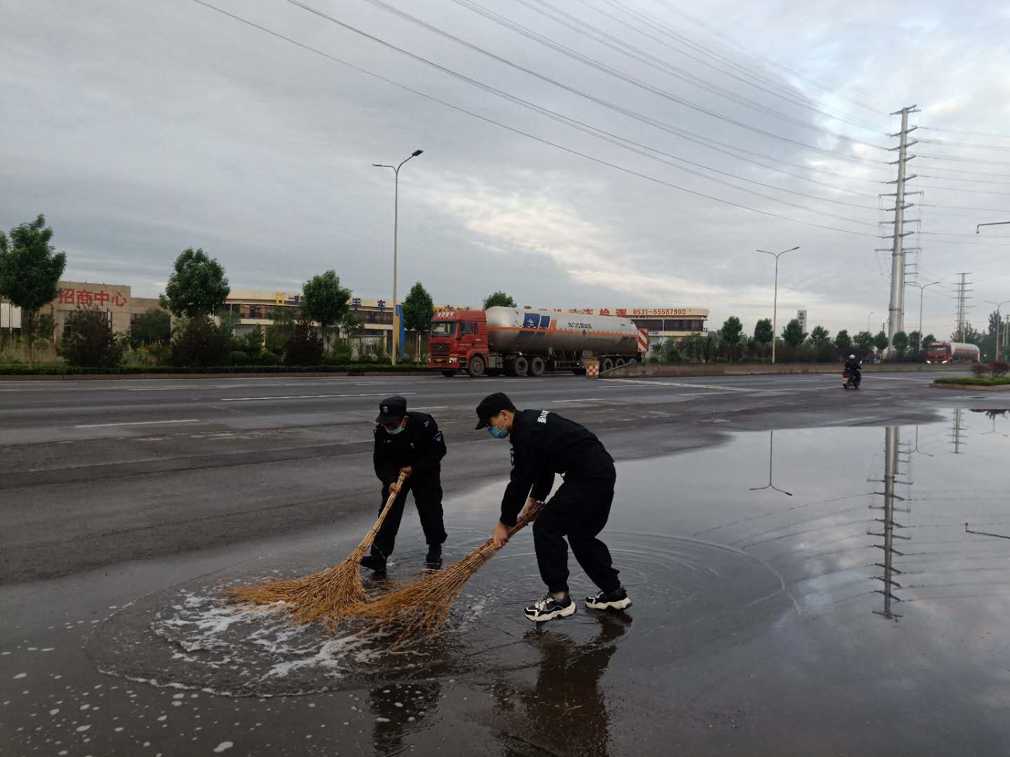 雨后道路积水，保安及时清理