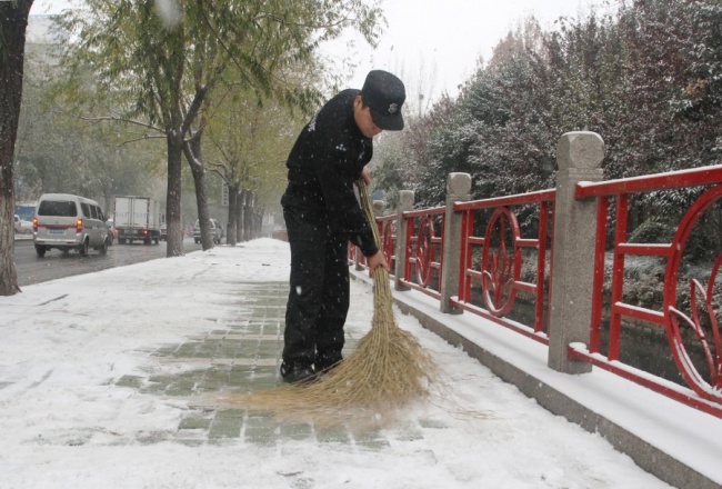 天桥保安分公司保安员扫雪1