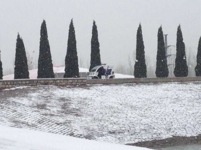 天桥保安分公司保安员扫雪2