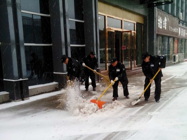 天桥保安分公司保安员扫雪3