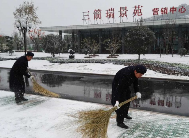 天桥保安分公司保安员扫雪5