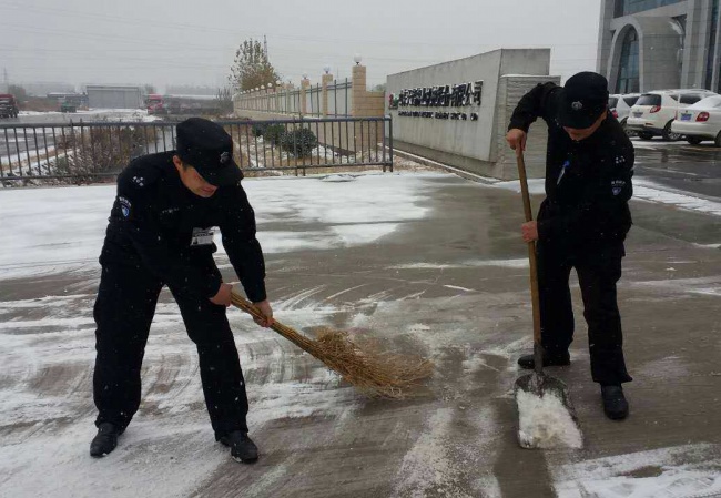 天桥保安分公司保安员扫雪6