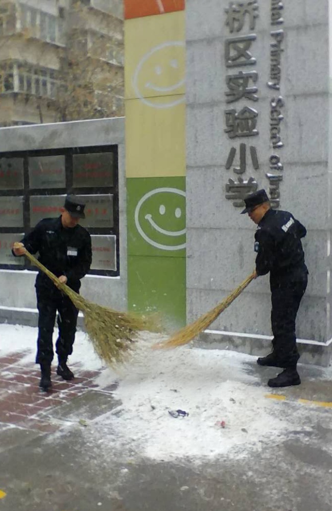 天桥保安分公司保安员扫雪7