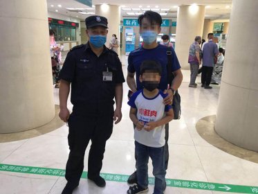 孩子找不到家人心急如焚 幸亏遇到热心保安