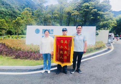  壮举！他勇救落水女童脱险 