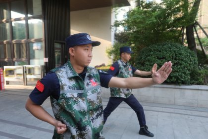  深化国防教育，确保“退伍不褪色”新活力 