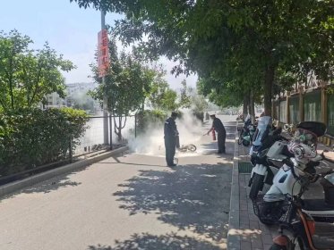  三分钟紧急救援：路边电动车起火保安员化身“消防员”及时灭火 