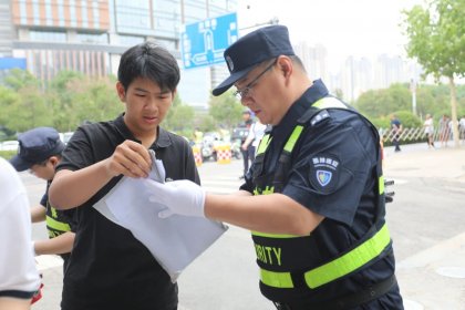 红盾护学•中高考特别行动：红盾党建引领，志愿力量汇聚 